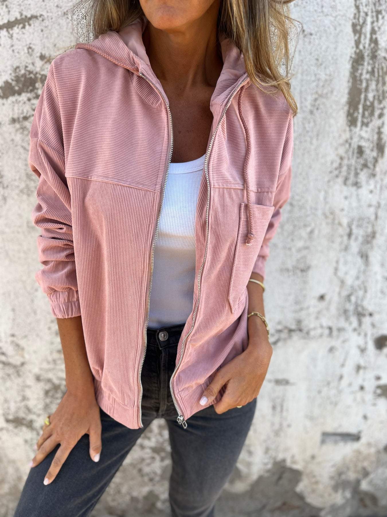 Casual jacket with hood and zipper